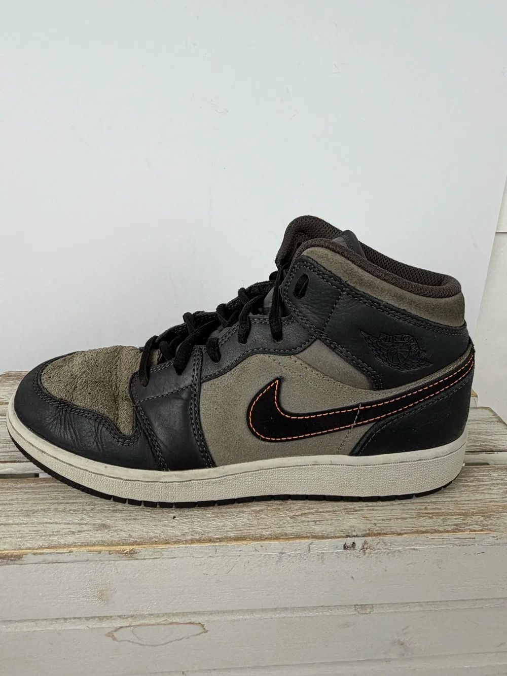 Nike Air Jordan 1 Mid SE sneakers grey/black leather and suede upper size 6.5Y